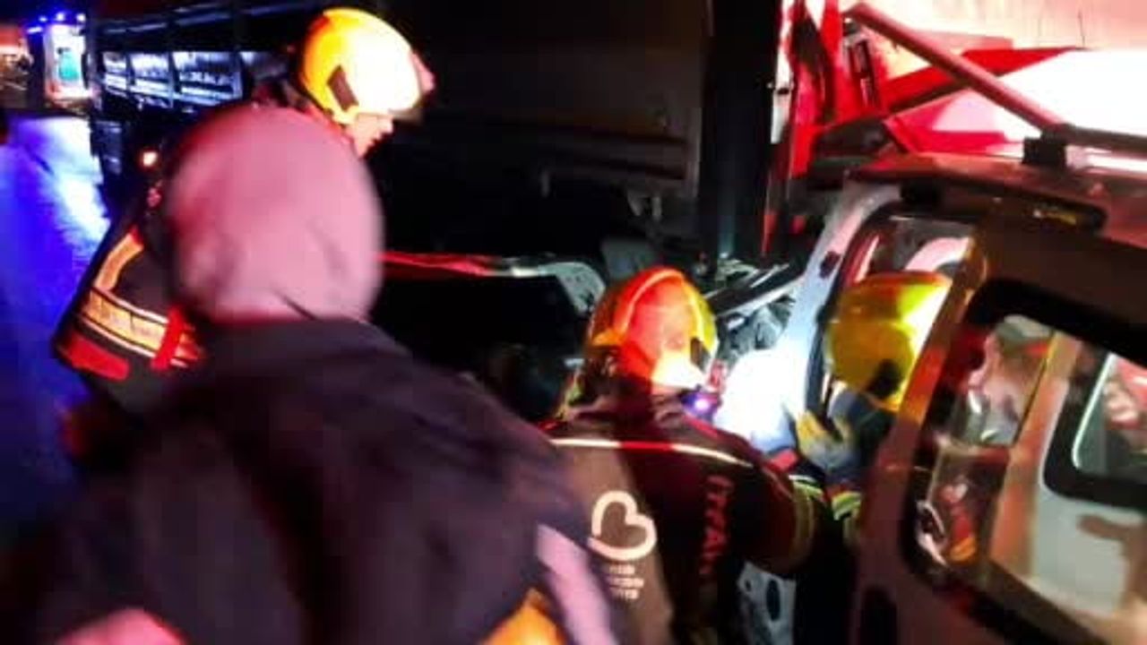 Balıkesir’de otomobil tıra arkadan çarptı — 1 yaralı