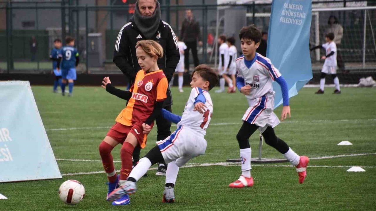 Balıkesir'de U-11 Futbol Şenliği: Geleceğin Yıldızları Sahaya Çıktı