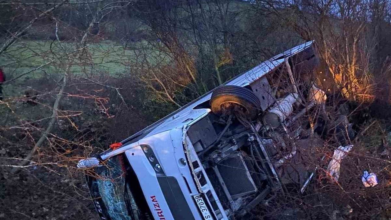 Balıkesir İvrindi’de servis aracı şarampole uçtu: 14 yaralı