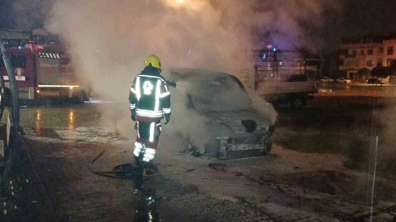 Balıkesir Karesi'de park halindeki hafif ticari araç yandı