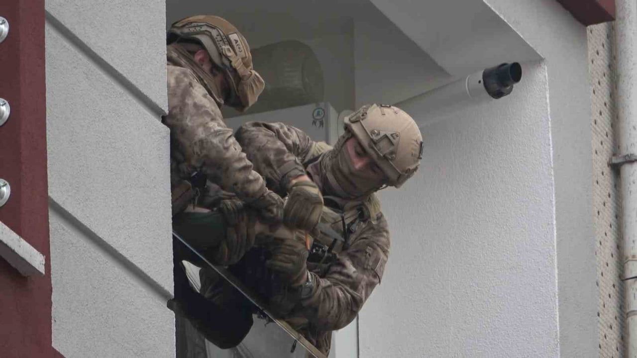 Balkondaki bıçaklı kişi özel harekât operasyonuyla etkisiz hale getirildi