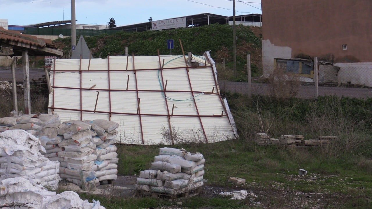 Bandırma'da fırtına: Çatı yaklaşık 60 metre uzağa savruldu