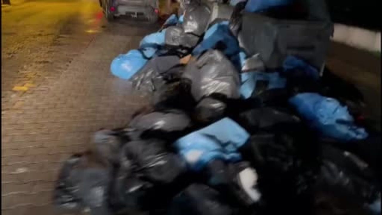 Bandırma’da hastane önünde çöp yığını tepkisi