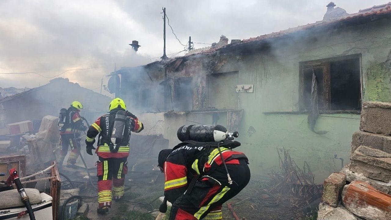 Bandırma'da metruk binada soba kaynaklı yangın: 1 kişi dumandan etkilendi