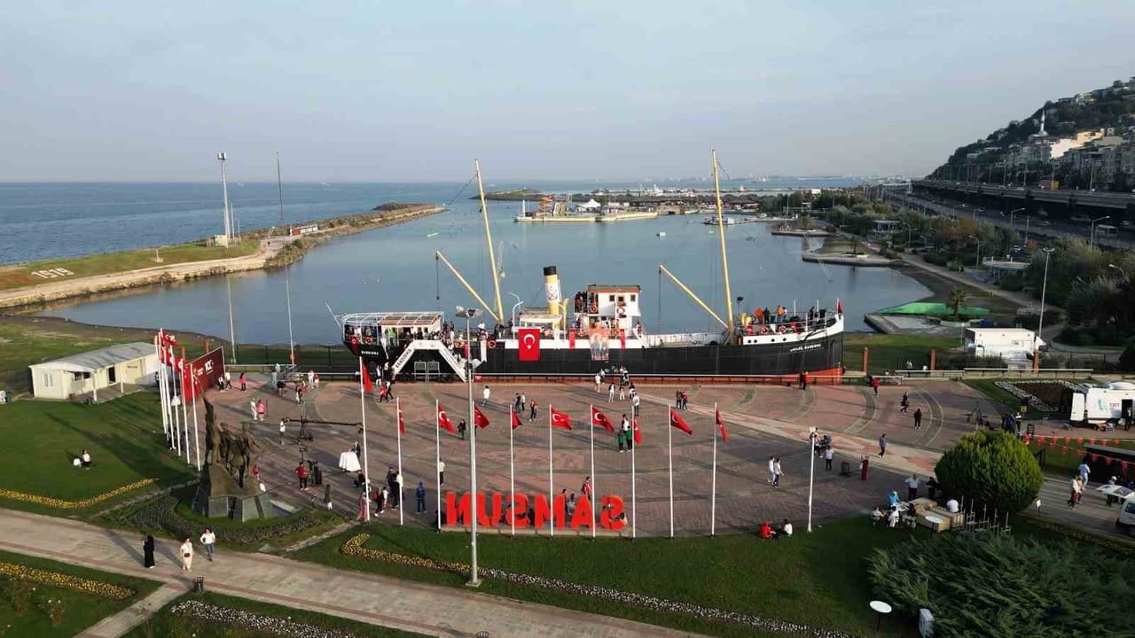 Bandırma Vapuru karadan Tütün İskelesi’ne taşınıyor