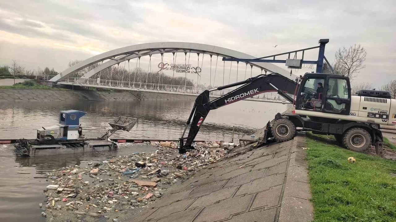 Bariyerlerle İzmit Körfezi'ne 16 bin 735 kg atığın ulaşması engellendi