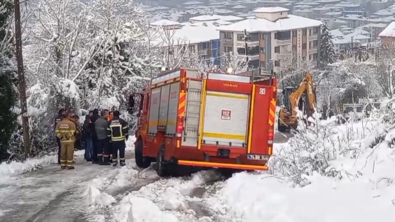 Bartın'da çöp kamyonu kaydı: İşçi araç ile toprak arasında sıkıştı