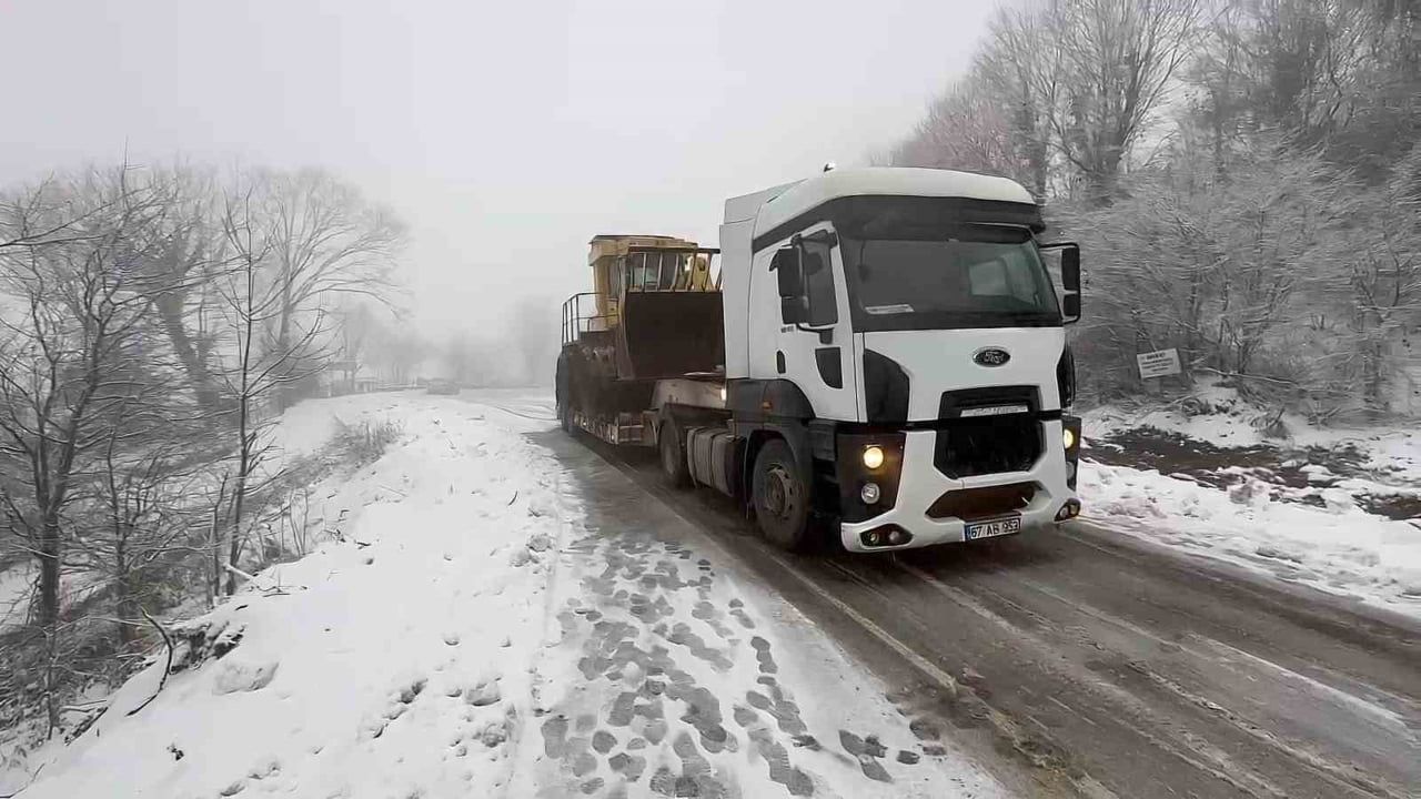 Bartın'da karda kayan tır Bartın-Amasra eski yolunu 2.5 saat kapattı