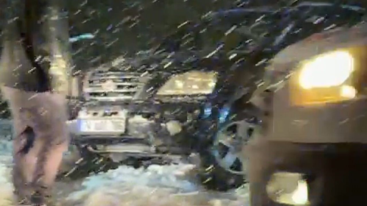 Bartın'da karlı yolda kayan araç karşı şeride geçip çarpıştı: 6 yaralı