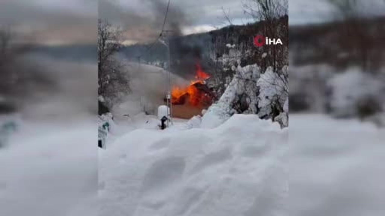 Bartın Isırganlı köyünde 1125 m rakımda çıkan ev yangını