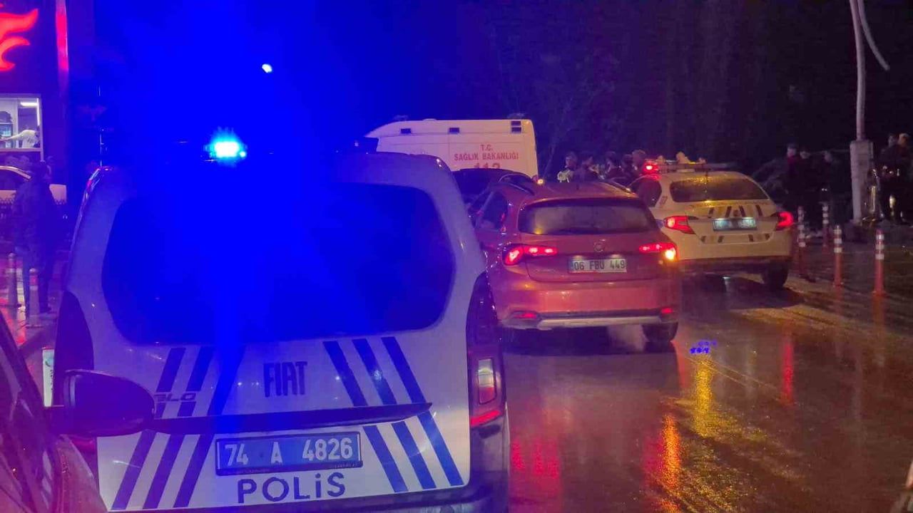 Bartın Kemer Meydanı'nda akrabalar arasında bıçaklı kavga: 2 yaralı, 1’i ağır