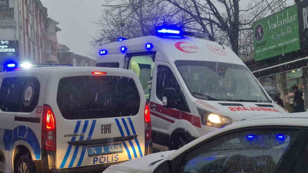 Bartın Sıtmayanı Caddesi'nde bıçaklı kavga: 1 kişi yaralandı