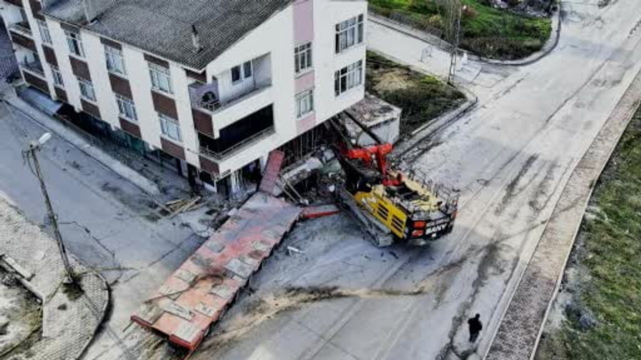 Başakşehir'de binaya saplanan vinç için çıkarma çalışmaları 28. saate ulaştı