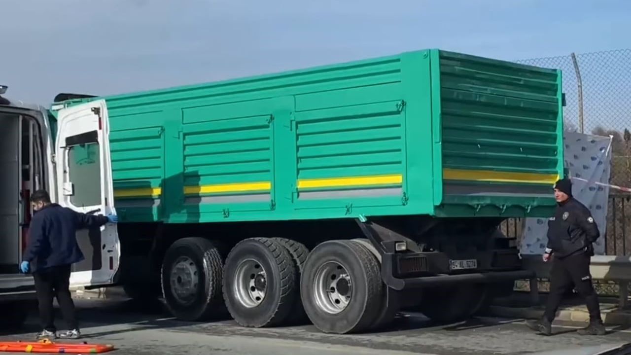 Başakşehir'de kamyon kabini altında kalan şoför hayatını kaybetti