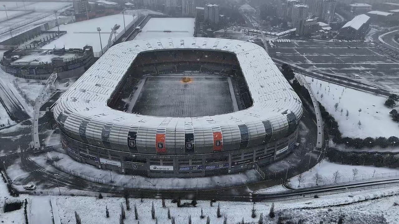 Başakşehir'de karla kaplanan kartpostal manzaralar havadan görüntülendi