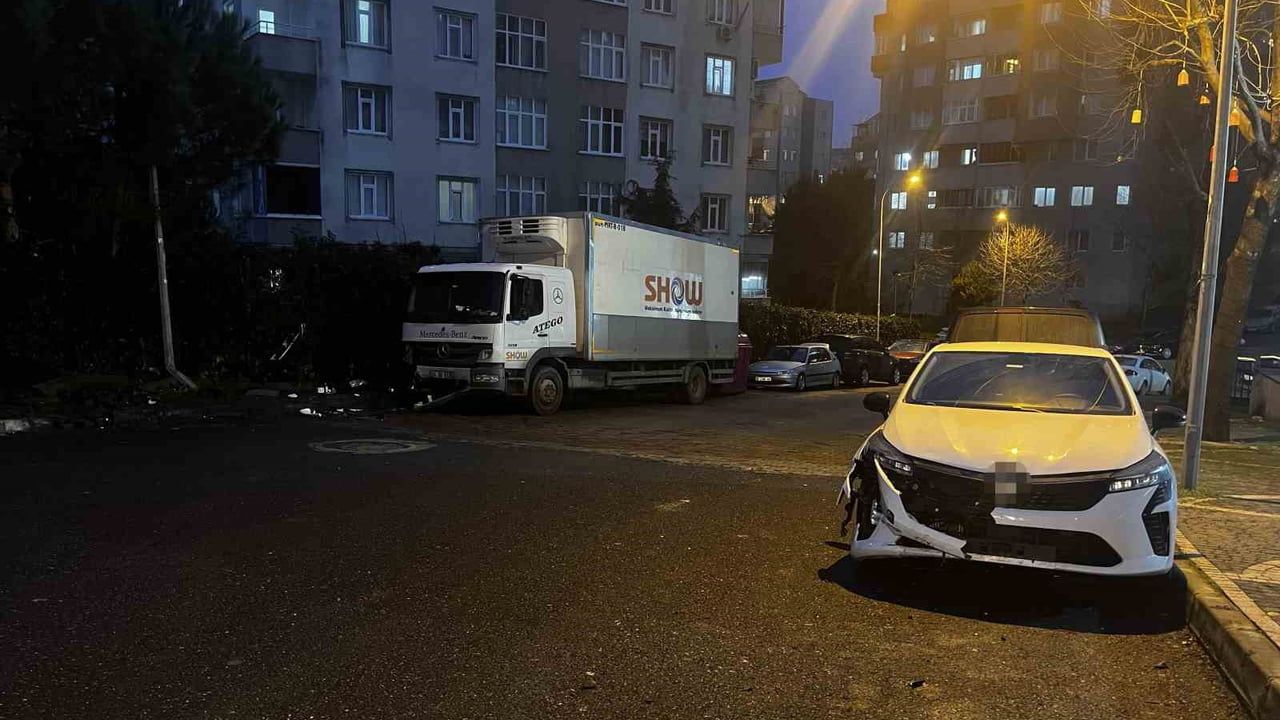 Başakşehir'de park halindeki tır freni boşaldı: 5 araca çarptı, 2 araç kullanılamaz hale geldi