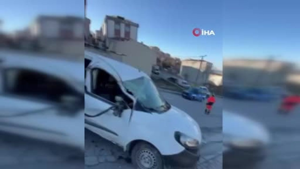 Başakşehir'de taşınan vinç koptu: 2 araca ve bir binaya çarptı