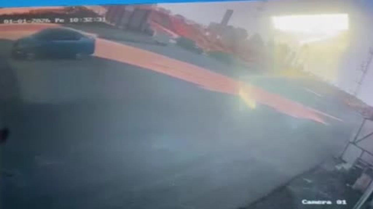 Başakşehir'de tırdan kopan vinç 2 araca ve binaya çarptı