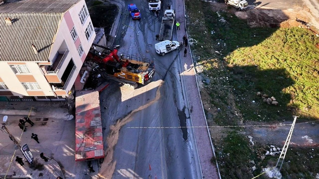 Başakşehir'de tırdan kopan vinç binaya ve iki araca çarptı