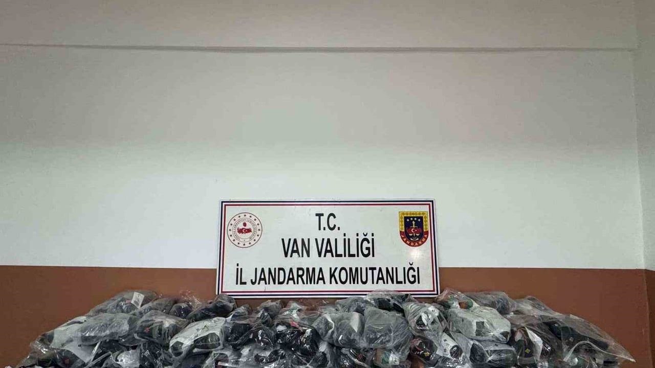 Başkale'de bin 410 epidotlu kuvars taşı ele geçirildi