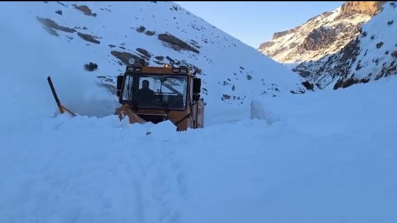 Başkale'de çığ sonrası kapanan yol ulaşıma açıldı
