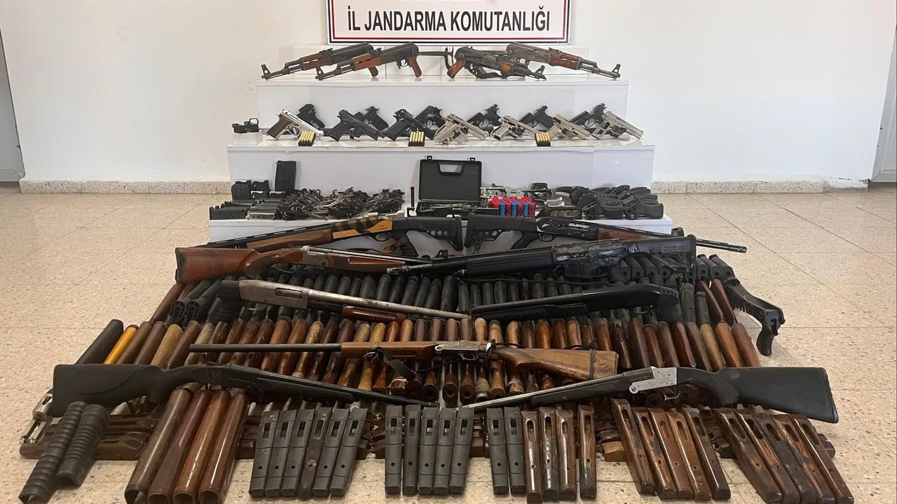 Başkale'de jandarma operasyonunda silah ve mühimmat ele geçirildi