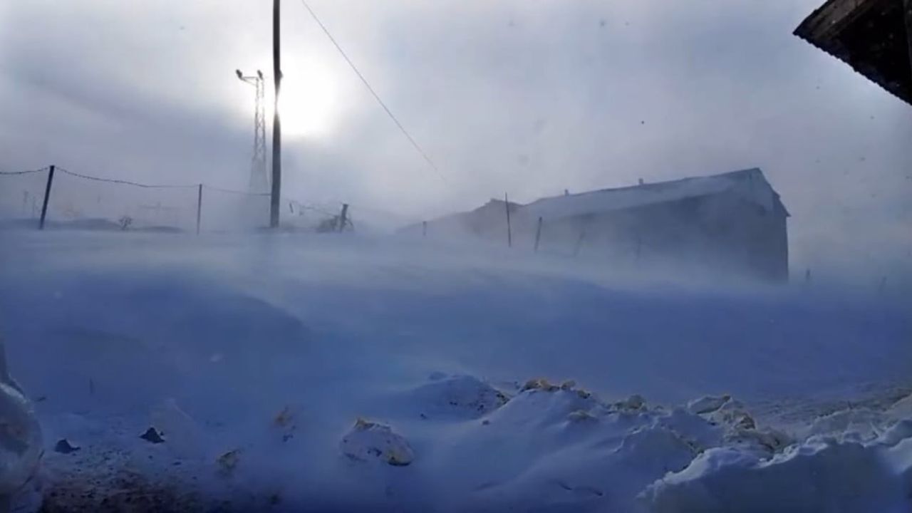 Başkale’de Kar Etkili Oldu: İlçe Kısa Sürede Beyaza Büründü