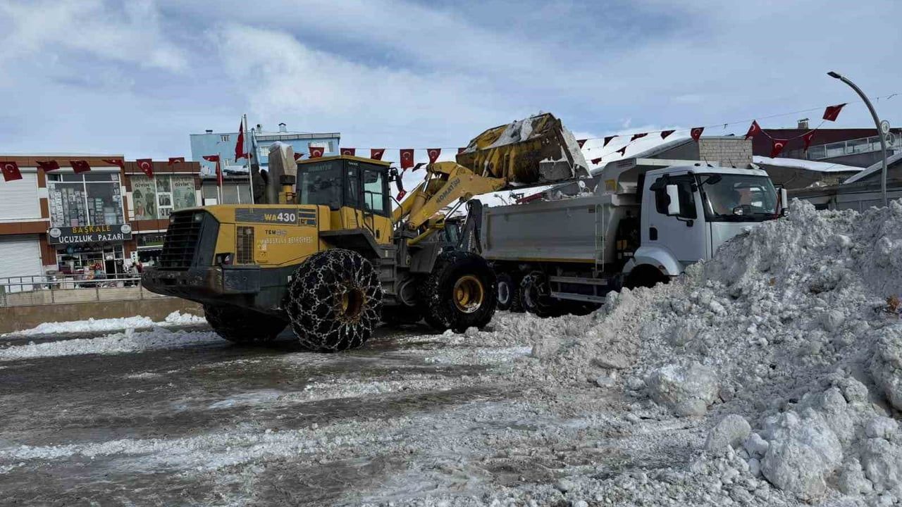 Başkale'de kar temizliği sürüyor, esnaf kardan adama döndü