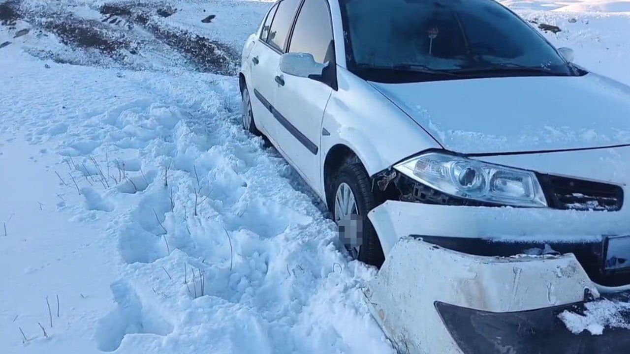 Başkale'de otomobil buzlanma nedeniyle şarampole yuvarlandı