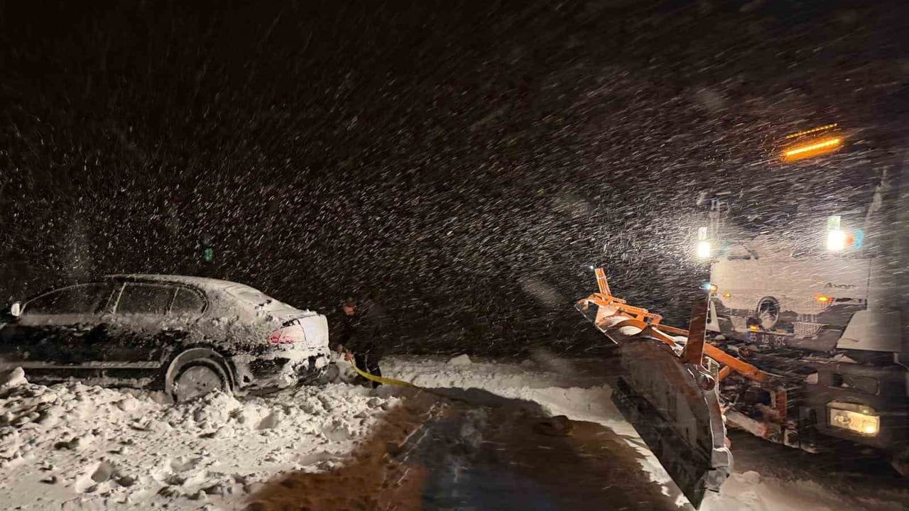 Başkale'de otomobil kar birikintisine saplandı