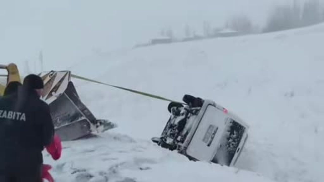 Başkalede Kontrolden Çıkan Minibüs Kar Birikintisine Saplandı