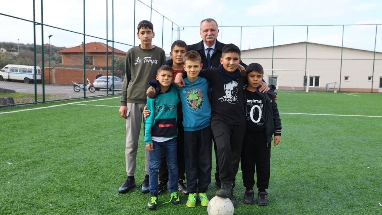 Başkan Balaban Seyitli Mahallesi halı sahasını inceledi, çocuklarla oyunlara katıldı