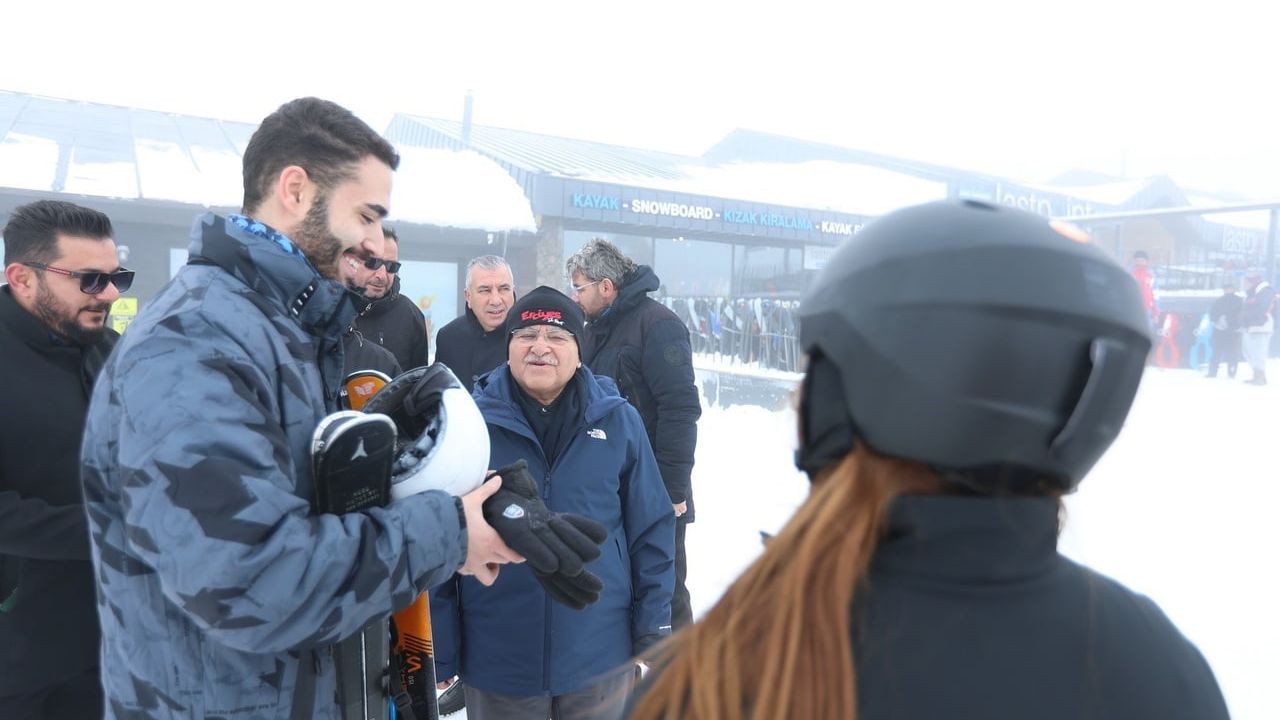 Başkan Büyükkılıç Erciyes'te Kayakseverlerle Buluştu