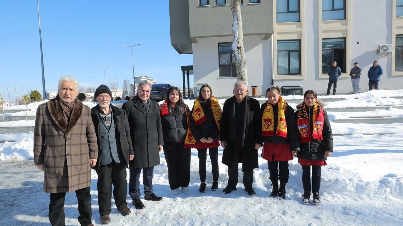 Başkan Büyükkılıç Hacılar’da Vatandaşlarla Buluştu, Gençlere Kayserispor Atkısı Hediye Etti