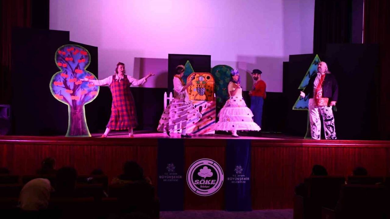 Başkan Çerçioğlu Söke’de çocukları tiyatroyla buluşturdu