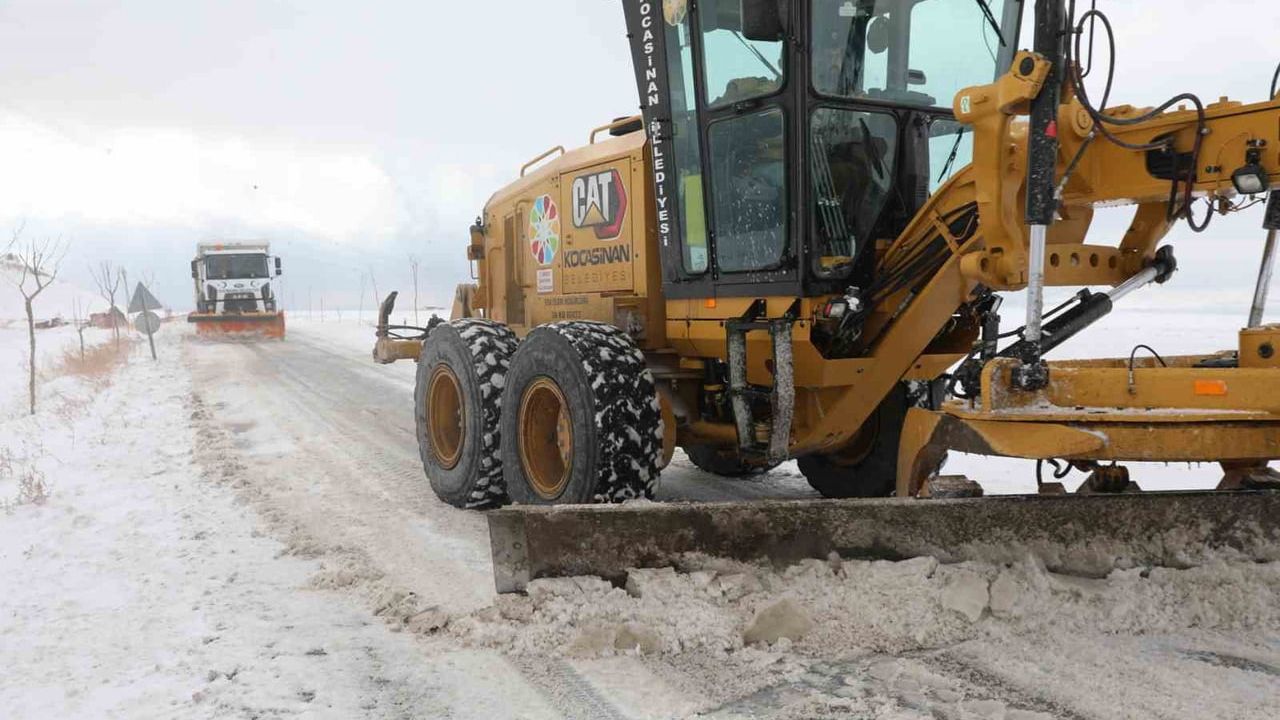 Başkan Çolakbayrakdar: 3 vardiyayle 24 saat kar temizliği sürüyor