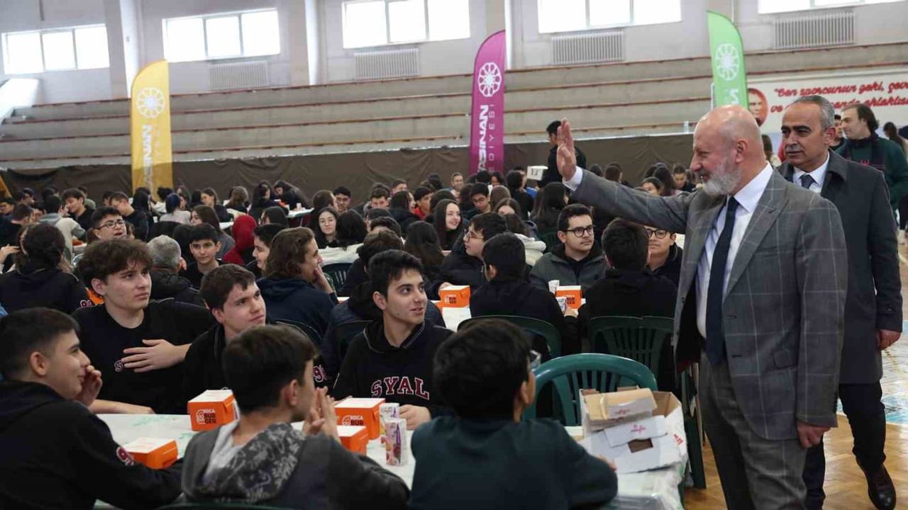 Başkan Çolakbayrakdar: "Güçlü Türkiye’nin temeli gençlerimizdir"