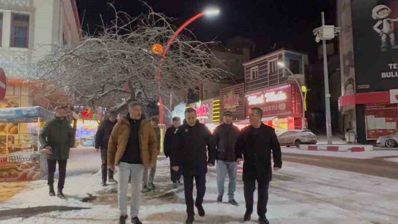 Başkan Dere'den karla mücadele ekiplerine sıcak kahve ikrami