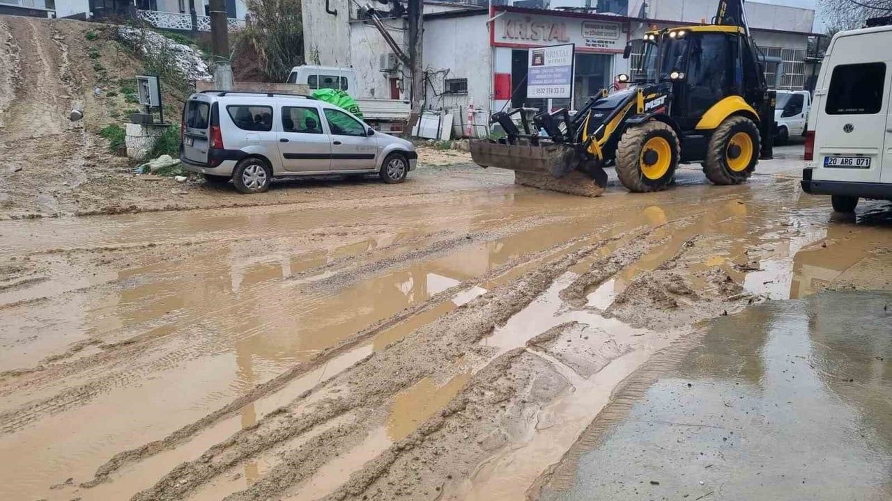 Başkan Günel: Afetler tedbirle önlenir — Kuşadası'nda sel müdahalesi