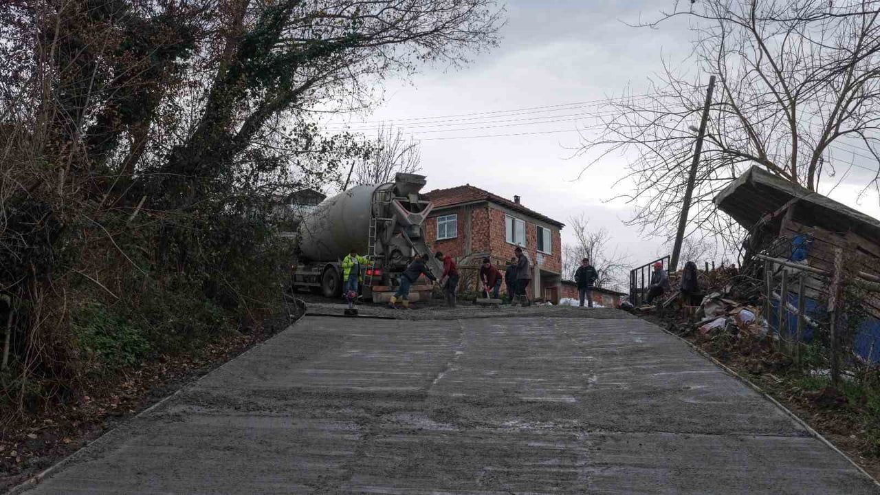 Başkan Kul, Dibekli Mahallesi'nde Beton Yol Çalışmalarını İnceledi
