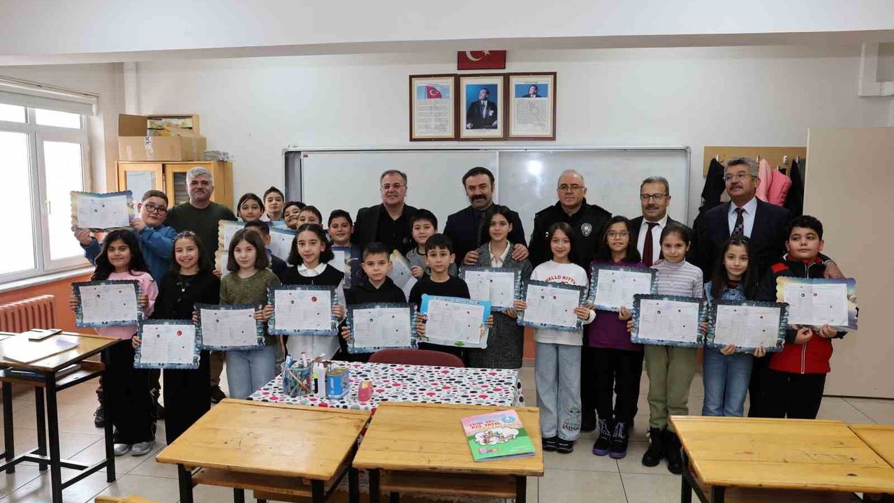 Başkan Özdoğan karne sevincini öğrencilerle paylaştı