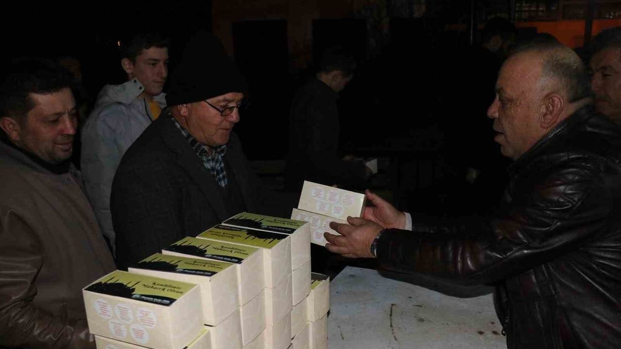 Başkan Özel Kızılca Mahallesi'nde Kandil Gecesini Vatandaşlarla Geçirdi