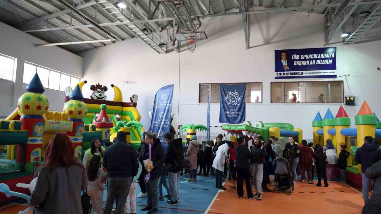 Başkan Özlem Çerçioğlu Nazilli'de Yarıyıl Karne Şenliği'nde