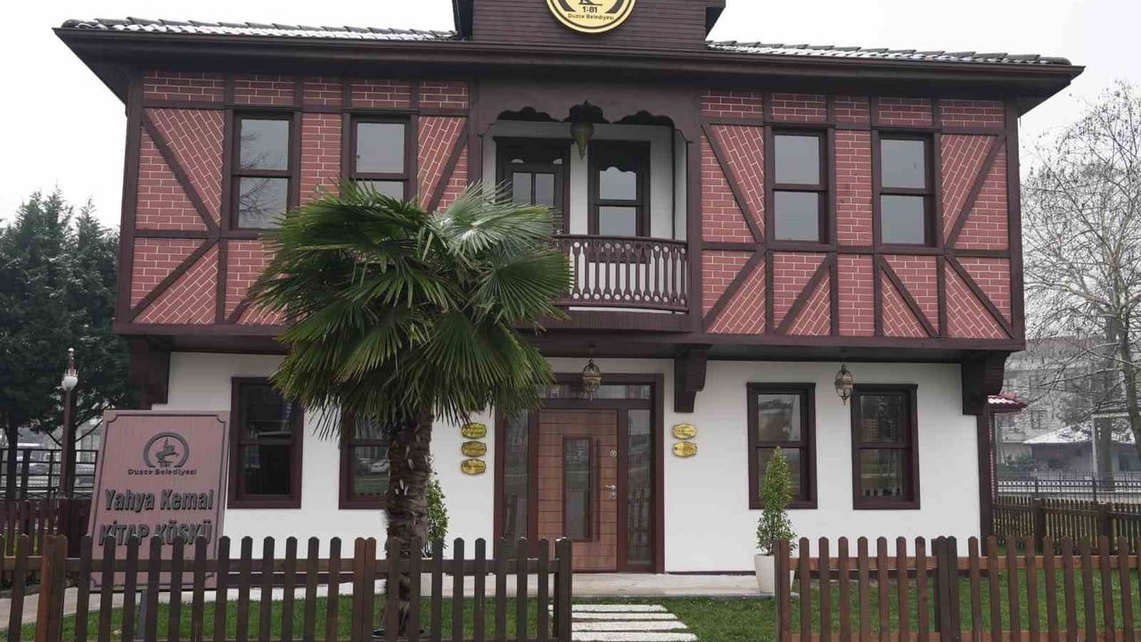 Başkan Özlü: "Bu yıl 3 kütüphaneyi açmayı hedefliyoruz" — Yahya Kemal Kitap Köşkü Düzce'de açıldı