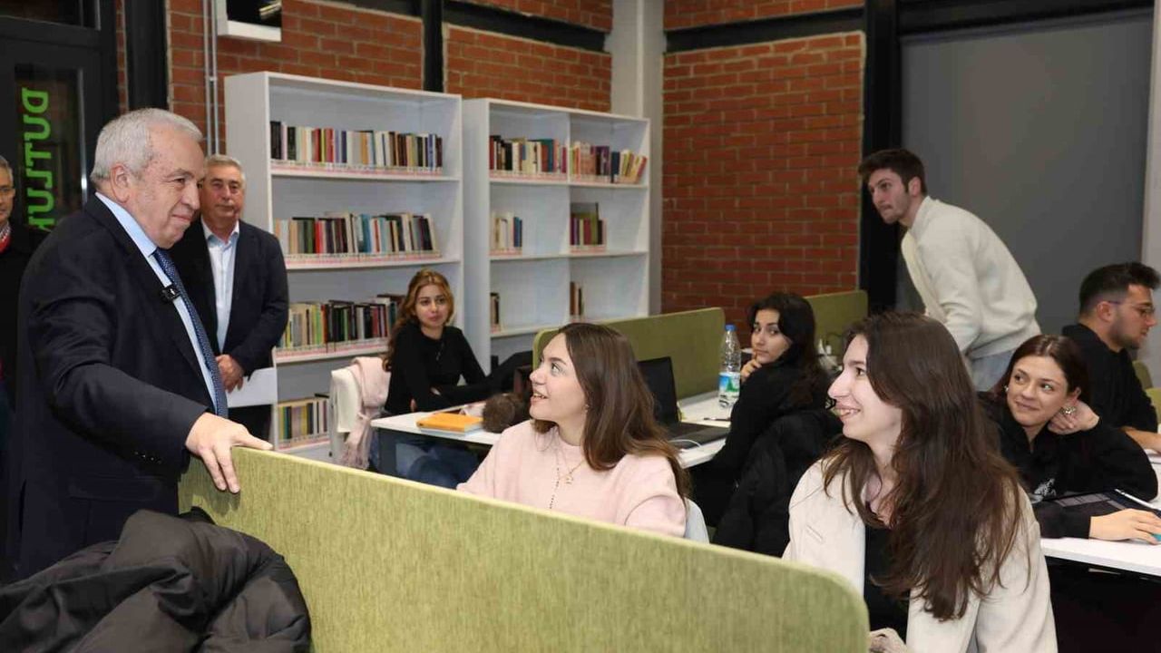 Başkan Şadi Özdemir’den Koza Kütüphane’de finallere moral ziyareti