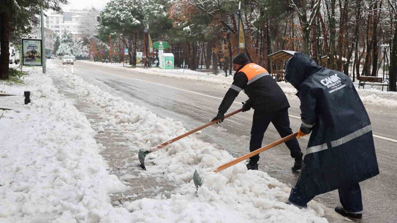 Başkan Sandıkçı Canik'te karla mücadeleyi sahada yönetiyor