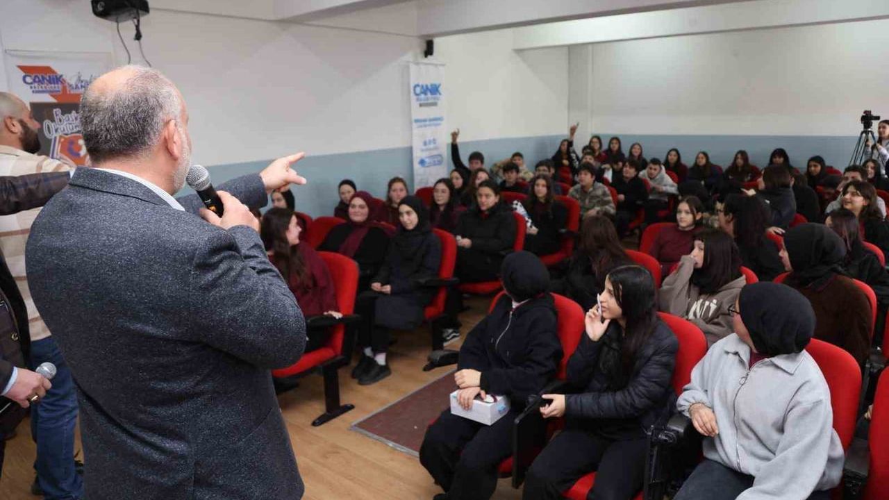 Başkan Sandıkçı: Gençlere eğitimde kapsamlı destek