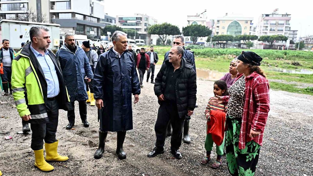 Başkan Ümit Uysal Gebizli Mahallesi'ndeki sel mağdurlarını ziyaret etti