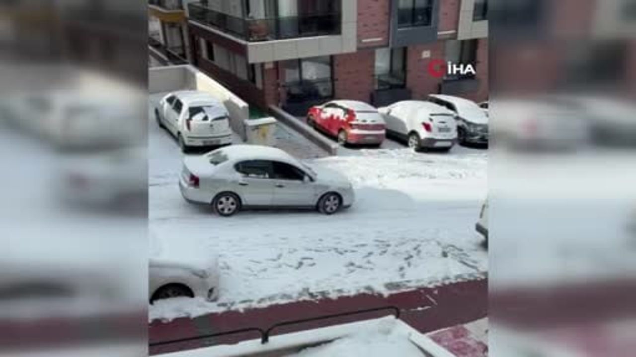 Başkentte buzlanan yolda kontrolden çıkan araç park halindekilere çarptı