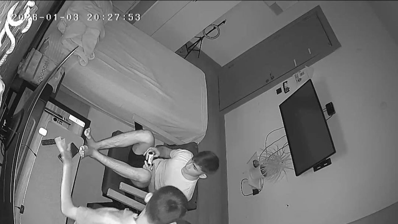 Baskil'de 4.7 büyüklüğündeki deprem kamerada: Kuzenden biri panik, diğeri oyuna devam etti